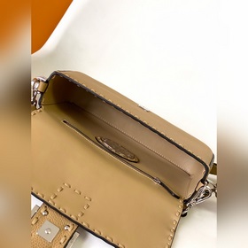 FENDI BAGUETTE — классическая модель с