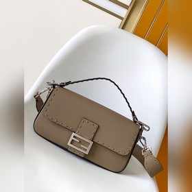FENDI BAGUETTE — классическая модель с