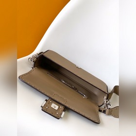 FENDI BAGUETTE — классическая модель с