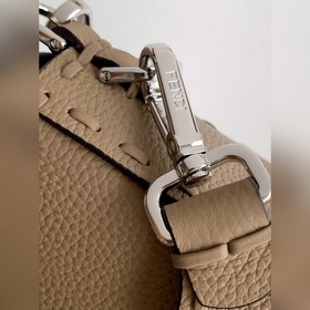 FENDI BAGUETTE — классическая модель с