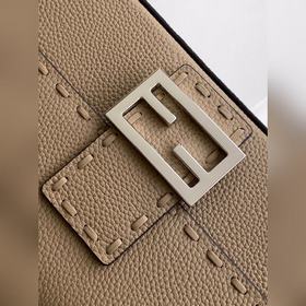 FENDI BAGUETTE — классическая модель с