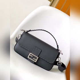 FENDI BAGUETTE — классическая модель с
