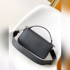 FENDI BAGUETTE — классическая модель с