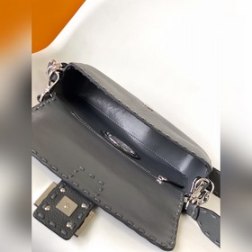 FENDI BAGUETTE — классическая модель с