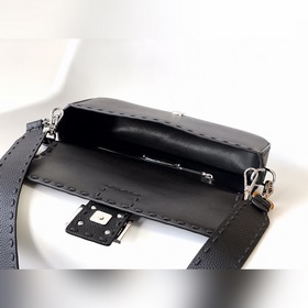FENDI BAGUETTE — классическая модель с