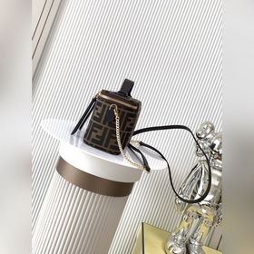 Мини-сумка FEND Vanity оснащена двойно