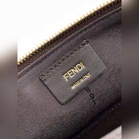 Мини-сумка FEND Vanity оснащена двойно