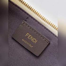 Мини-сумка FEND Vanity оснащена двойно