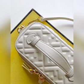 Мини-сумка FEND Vanity оснащена двойно