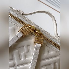Мини-сумка FEND Vanity оснащена двойно