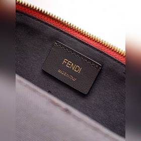 Мини-сумка FEND Vanity оснащена двойно