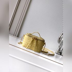 Мини-сумка FEND Vanity оснащена двойно