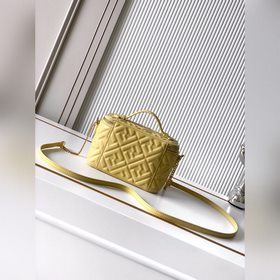 Мини-сумка FEND Vanity оснащена двойно