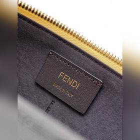 Мини-сумка FEND Vanity оснащена двойно