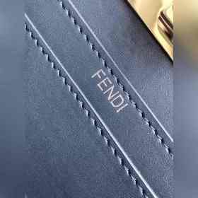 Fend Iconic Peekaboo ISeeU Mini — из и