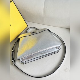 Серебристая кожаная сумка Peekaboo I