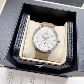 Компания IWC впервые представила модел