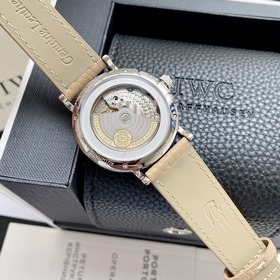 Компания IWC впервые представила модел