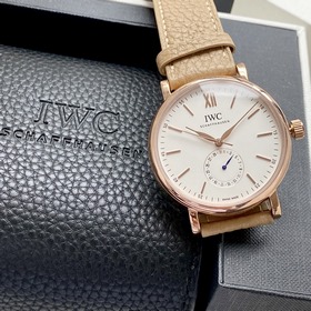 Компания IWC впервые представила модел