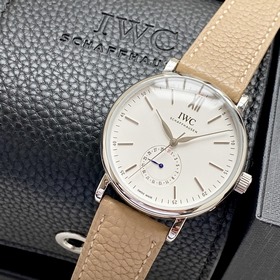 Компания IWC впервые представила модел