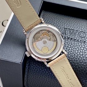 Компания IWC впервые представила модел
