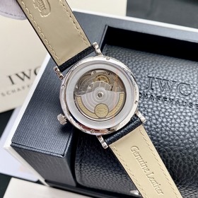 Компания IWC впервые представила модел