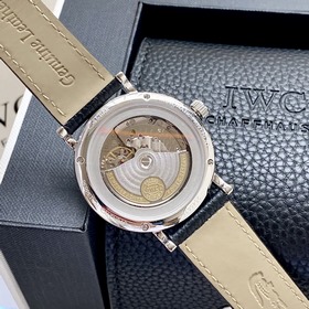 Компания IWC впервые представила модел