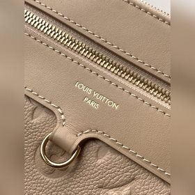 Топ-модель из оригинальной коллекции с