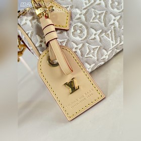 [Топ-модель из оригинальной коллекции 