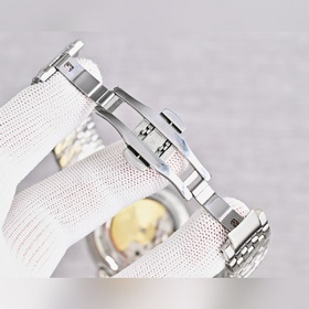 Omega： лаконичные механические часы с