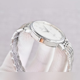 Omega： лаконичные механические часы с