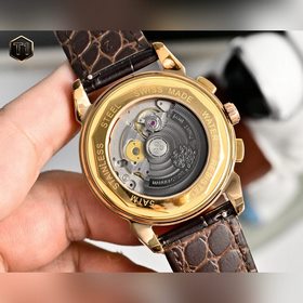 Многофункциональные часы из коллекции 