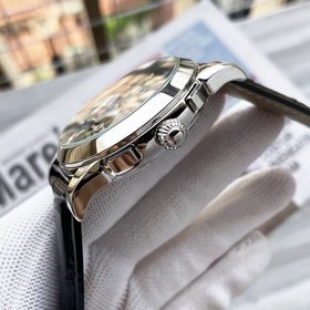 Сложные часы, роскошный и величественн