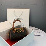 Новая модель Triomphe mini от Celine.