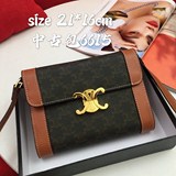 Винтажная сумка Celine с застежкой в виде каретной оси.