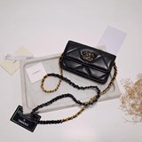 2023chanel выглядит очень старинно и красиво, он очень вместительный, в него мож