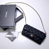 Очки и сумка из коллекции Chanel 2023. Из кожи, в сумке можно хранить не только 