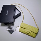 Очки и сумка из коллекции Chanel 2023. Из кожи, в сумке можно хранить не только 