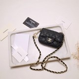 2023 Chanel мини-сумка на пояс. Эта милая вещица имеет яркий винтажный стиль.