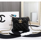 Новые изделия Chanel на осень-зиму 2023 года.