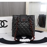 Новые модели Chanel для осеннего показа 2023 года.