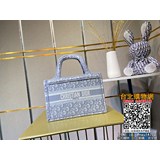 Маленькая сумка серого цвета, рекомендуемая Dior. Новая сумка для покупок от Dio