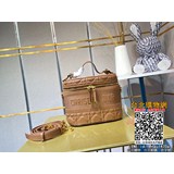 Сумка DiorTravel из овечьей кожи подчеркивает стиль этого сезона. Она изготовлен