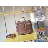 Сумка DiorTravel из овечьей кожи подчеркивает стиль этого сезона. Она изготовлен