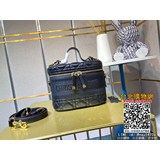 Сумка DiorTravel из овечьей кожи подчеркивает стиль этого сезона. Она изготовлен