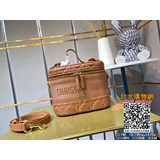 Сумка DiorTravel из овечьей кожи подчеркивает стиль этого сезона. Она изготовлен