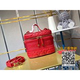 Сумка DiorTravel из овечьей кожи подчеркивает стиль этого сезона. Она изготовлен