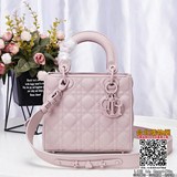 Lady Dior My Four-Piece Frosted Badge демонстрирует глубокое понимание элегантно