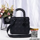 Lady Dior My Four-Piece Frosted Badge демонстрирует глубокое понимание элегантно