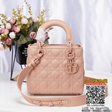 Lady Dior My Four-Piece Frosted Badge демонстрирует глубокое понимание элегантно